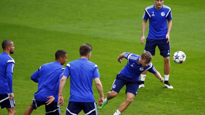 Pemain Schalke menjalani latihan di Santiago Bernabeu (10/3) [Reuters/Susana Vera]