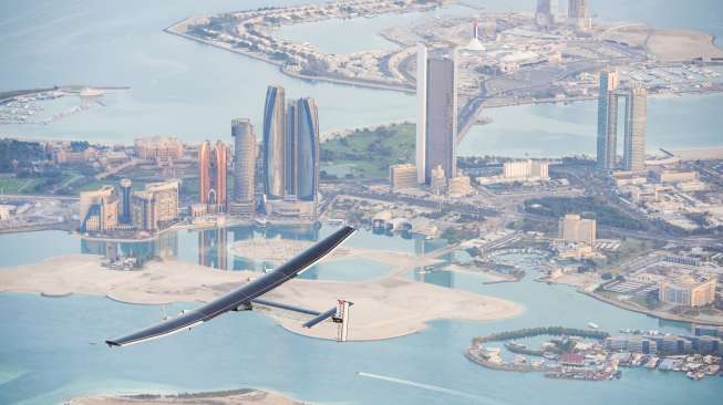 Solar Impulse 2, pesawat bertenaga surya pertama melakukan perjalanan keliling dunia. (Reuters/Amit Dave)