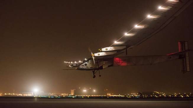 Solar Impulse 2, pesawat bertenaga surya pertama melakukan perjalanan keliling dunia. (Reuters/Amit Dave)