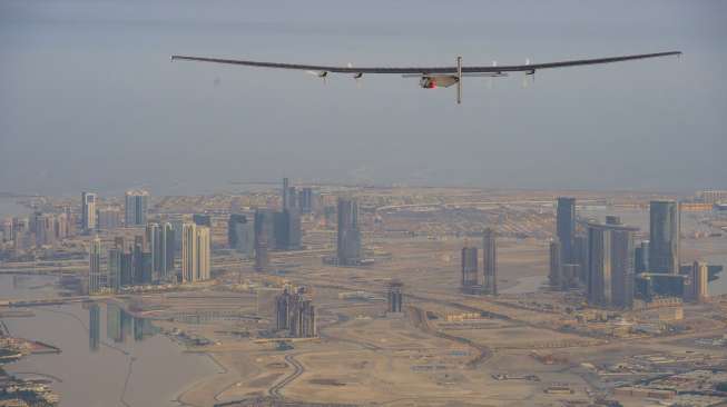 Solar Impulse 2, pesawat bertenaga surya pertama melakukan perjalanan keliling dunia. (Reuters/Amit Dave)