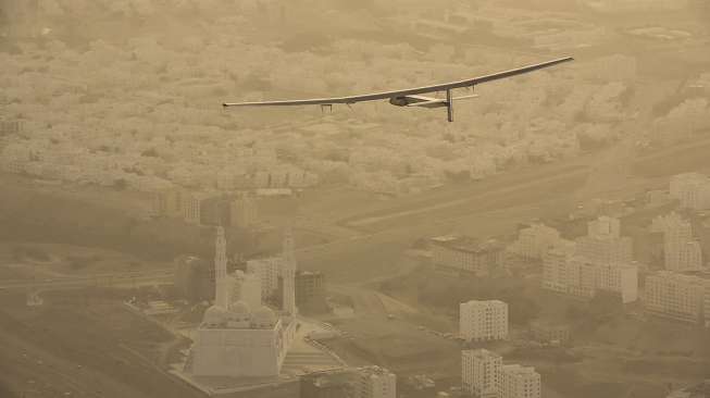 Solar Impulse 2, pesawat bertenaga surya pertama melakukan perjalanan keliling dunia. (Reuters/Amit Dave)