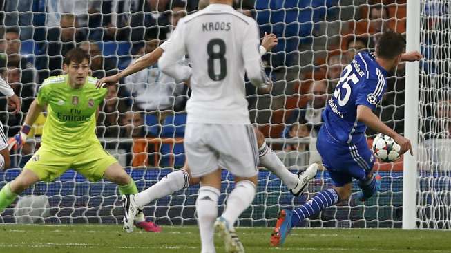 Pemain Schalke 04 Klaas-Jan Huntelaar mencetak gol ke gawang tuan rumah Real Madrid. REUTERS/Juan Medina.