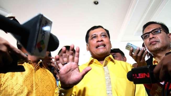 Mereka melaporkan pengurus DPP Partai Golkar kubu Agung Laksono yang dinilai melakukan tindak pidana pemalsuan dokumen.