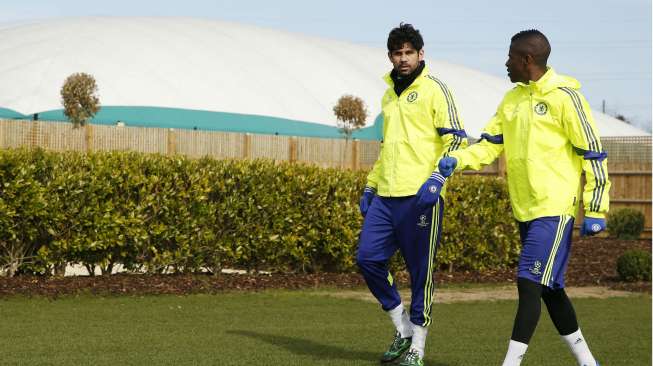 Penyerang Chelsea Diego Costa dan Ramires datang ke lokasi latihan (11/3) [Reuters/John Sibley]