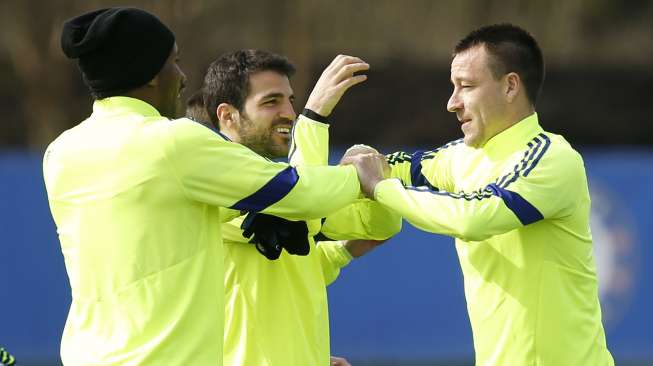 (kiri-kanan) Didier Drogba, Cesc Fabregas dan John Terry  dalam sesi latihan di London (11/3) [Reuters/John Sibley]