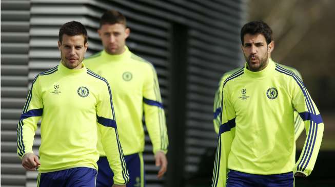 Pemain Chelsea Cesar Azpiliqueta (kiri) dan Cesc Fabregas dalam sesi latihan di London (11/3) [Reuters/John Sibley]