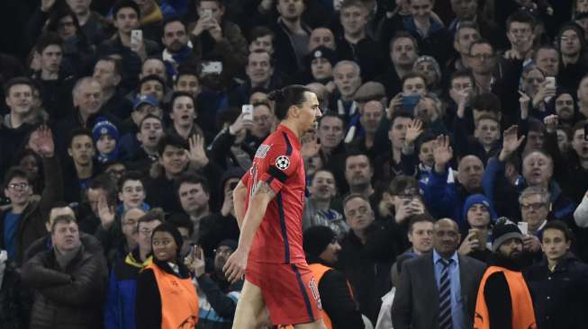 Striker PSG, Zlatan Ibrahimovic meninggalkan lapangan setelah menerima kartu merah dalam laga leg kedua babak 16 besar Liga Champions melawan Chelsea, Kamis (12/3) [Reuters/Toby Melville].