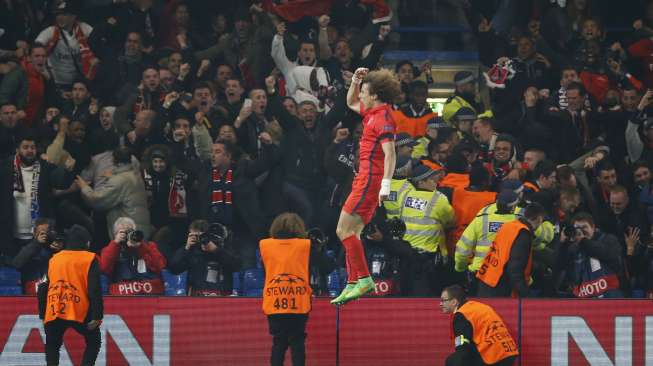 Bek PSG, David Luiz, merayakan golnya ke gawang Chelsea di laga babak 16 besar Liga Champions di Stamford Bridge, Kamis (12/3) [Reuters/Stefan Wermuth].