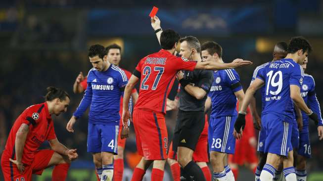 Striker Paris St Germain Zlatan Ibrahimovic (kiri) mendapatkan kartu merah oleh wasit Bjorn Kuipers. Reuters / John Sibley Livepic