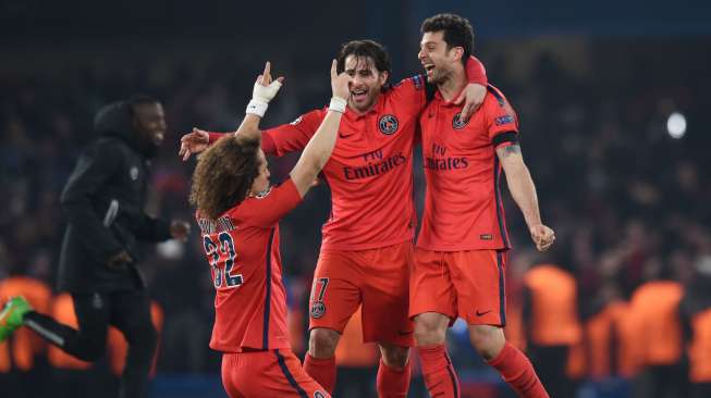 Bek Paris St Germain David Luiz bersama rekan setimnya merayakan sukses mereka lolos ke perempat final Liga Champions setelah menahan Chelsea 2-2 di Stamford Bridge. Reuters / Tony O'Brien