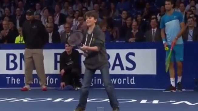 VIDEO: Roger Federer Dipecundangi Bocah Kecil Penonton Tenis