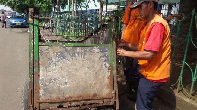 Petugas Ini Nikmati Pekerjaannya Walau Selalu Bersama Sampah