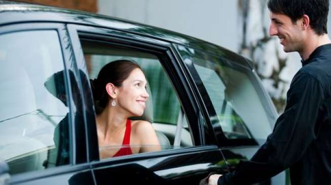 Alasan Mengapa Laki-laki Membukakan Pintu Mobil untuk Pasangannya