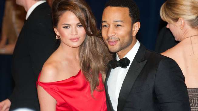 Ups, Chrissy Teigen Lepas "Underwear" di Belakang Panggung