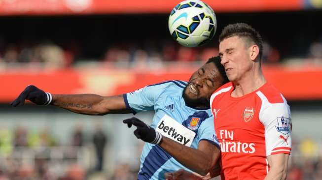 Pemain Arsenal Laurent Koscielny berebut bola di udara dengan pemain West Ham's Alexandre Song Reuters / Philip Brown Livepic