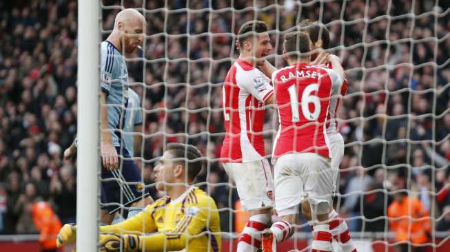 Aaron Ramsey dan Olivier Giroud merayakan gol Mathieu Flamini ke gawang West Ham United membuat Arsenal unggul 3-0. Reuters/John Sibley Livepic