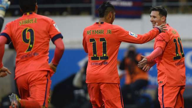 Pemain Barcelona Luis Suarez dan Neymar merayakan gol Lionel Messi ke gawang Eibar dari titik penalti (15/3) . REUTERS/Vincent West