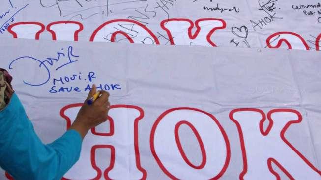 Aksi tersebut merupakan bentuk dukungan para relawan terhadap Ahok untuk memerangi dan memberantas korupsi.