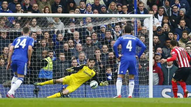 Pemain Southampton Dusan Tadic mencetak gol ke gawang Chelsea lewat titik putih (15/3) [Reuters/Eddie Keogh]