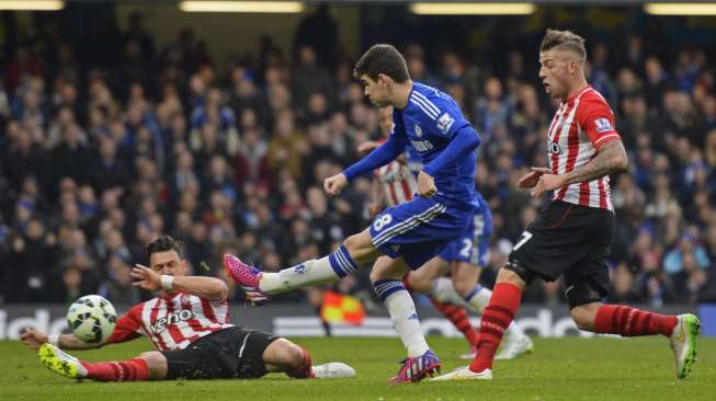 Pemain Chelsea Oscar menendang bola ke arah gawang Southampton (15/3) [Reuters/Tony O'Brien]