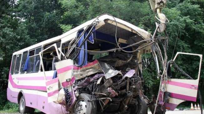 Bus Hantam Rumah Warga, 19 Orang Dilaporkan Tewas