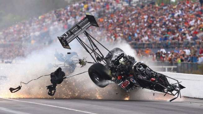 Juara dunia tiga kali ajang drag race Top Fuel, Larry Dixon, lolos dari maut setelah terlibat insiden kecelakaan di Amalie Motor Oil NHRA Gatornationals di Florida, Amerika Serikat, Sabtu (14/3). [Reuters/Mark J. Rebilas]