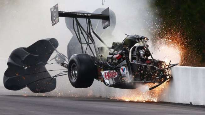 Juara dunia tiga kali ajang drag race Top Fuel, Larry Dixon, lolos dari maut setelah terlibat insiden kecelakaan di Amalie Motor Oil NHRA Gatornationals di Florida, Amerika Serikat, Sabtu (14/3). [Reuters/Mark J. Rebilas]