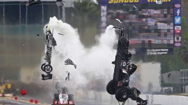 Juara dunia tiga kali ajang drag race Top Fuel, Larry Dixon, lolos dari maut setelah terlibat insiden kecelakaan di Amalie Motor Oil NHRA Gatornationals di Florida, Amerika Serikat, Sabtu (14/3). [Reuters/Mark J. Rebilas]