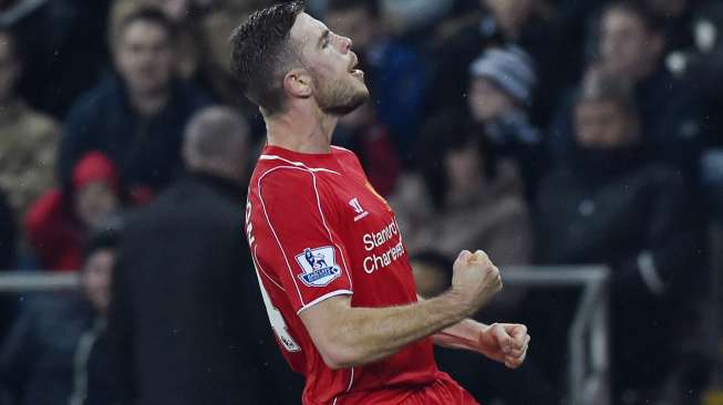 Pemain Liverpool Jordan Henderson rayakan golnya ke gawang Swansea City (17/3) [Reuters/Rebecca Naden]