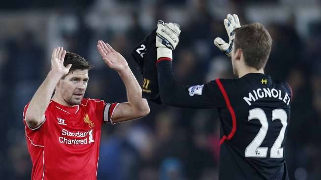 Steven Gerrard (kiri) dan Simon Mignolet rayakan kemenangan Liverpool (17/3) [Reuters/Andrew Couldridge]