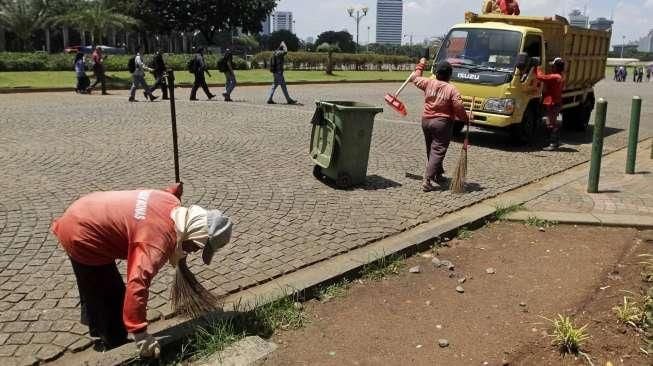 Tukang Sapu Monas Belum Terima gaji 3 Bulan