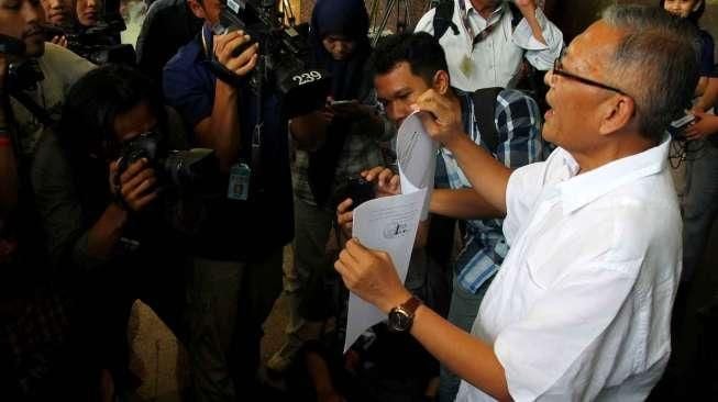 Kubu Agung Laksono menyerahkan total 377 nama pengurus yang merupakan hasil dari gabungan kubu Agung Laksono dan Aburizal Bakrie.