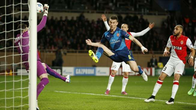 Laurent Koscielny nyaris menjebol gawang Monaco (18/3) [Reuters/John Sibley]