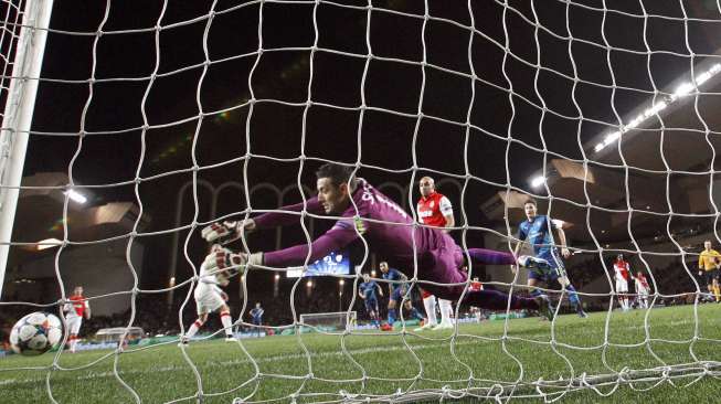 Aaron Ramsey menjebol gawang Danijel Subasic (18/3) [Reuters/Eric Gaillard]