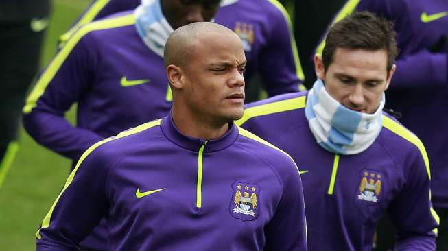 Kapten Manchester City Vincent Kompany memimpin rekan rekannya menjalani sesi latihan sebelum menghadapi Barcelona (17/3). Reuters/Jason Cairnduff Livepic