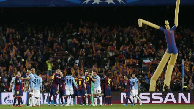 Pemain Barcelona dan Manchester City bersalaman usai pertandingan (19/3) [Reuters/Carl Recine]
