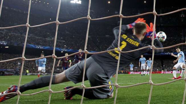 Penjaga gawang Barca Marc-Andre ter Stegen gagalkan penalti Sergio Aguero (19/3) [Reuters/Albert Gea]