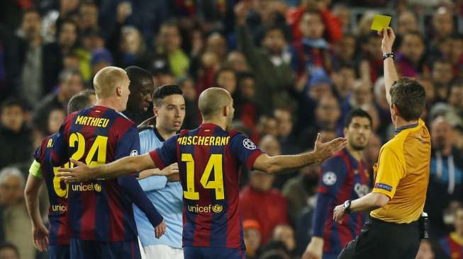 Punggawa City Samir Nasri diberi kartu kuning oleh wasit Gianluca Rocchi (19/3) [Reuters/Carl Recine]