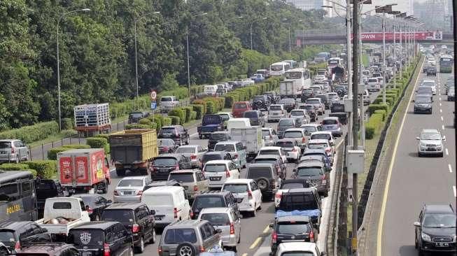 Jalur Pantura Simpang Jomin ke Tol Cikampek Ditutup