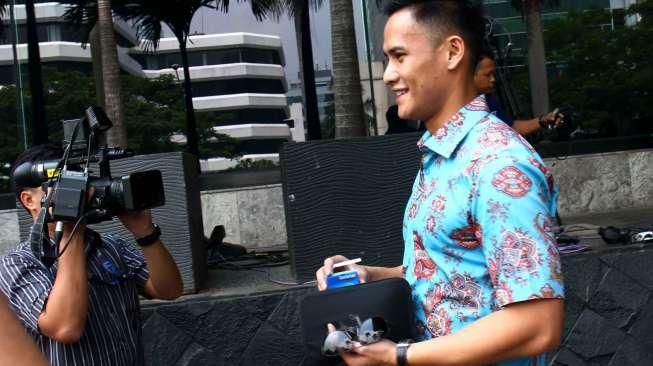 Pembawa acara yang juga artis Choky Sitohang sambangi KPK, Jakarta, Kamis (19/3).