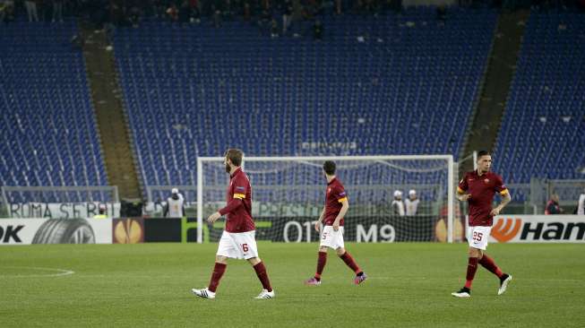 Tiga pemain Roma memasuki arena pertandingan sebelum babak kedua dimulai (20/3) [Reuters/Max Rossi]