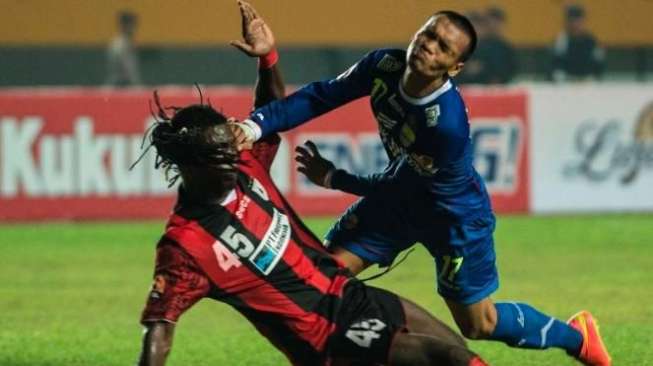 Pemain Persipura Bio Paulin (bawah). [ANTARA/Rosa Panggabean]