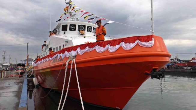 Kapal bermesin tiga yang memiliki panjang 40 meter dan lebar 7,5 meter , mampu berlayar dengan kecepatan 30 knot.