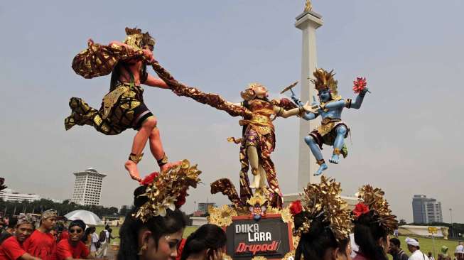 Parade yang dibuka langsung oleh Wakil Gubernur DKI Jakarta, Djarot Saiful Hidayat itu dimeriahkan oleh sebelas patung tokoh antagonis kepercayaan umat Hindu.