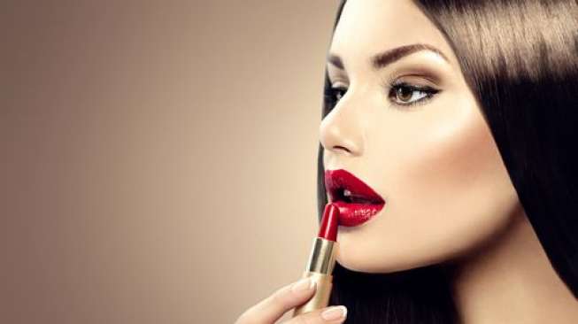 Ilustrasi menggunakan lipstik. (Shutterstock)