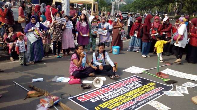 Pakai Celemek dan Bawa Ember, PRT Semarang Tuntut Perlindungan