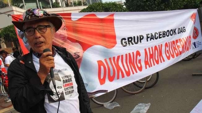 Relawan yang tergabung dalam Barisan Relawan Jokowi Presiden (Bara JP) menggelar aksi dukungan bagi Gubernur DKI Jakarta Basuki Tjahaja Purnama (Ahok) di Bundaran Hotel Indonesia (HI), Jakarta, (22/3). (Suara.com/Oke Atmaja)