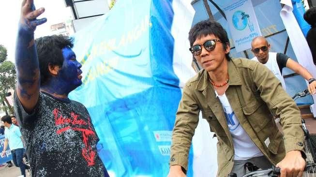 Slank ikut meramaikan peringatan Hari Air Sedunia yang jatuh tepat pada hari ini, Minggu (22/3/2015) dengan menggelar konser mini di ajang car free day di Jakarta Pusat. [Suara.com/Oke Atmaja]