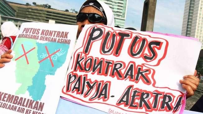 Masyarakat yang tergabung dalam Koalisi Masyarakat Menolak Swastanisasi Air Jakarta unjuk rasa di Bundaran Hotel Indonesia, Jakarta, Minggu (22/3) [Suara.com/Oke Atmaja]