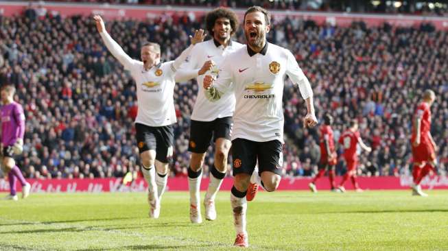 Pemain Manchester United Juan Mata merayakan gol keduanya ke gawang Liverpool di Anfield.  Reuters / Carl Recine Livepic